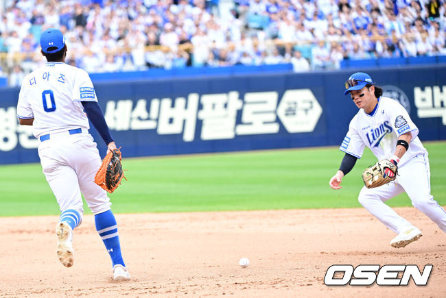 [OSEN=대구, 김성락 기자] 13일 오후 대구 삼성라이온즈파크에서 2024 신한 SOL뱅크 KBO 포스트시즌 플레이오프 1차전 삼성 라이온즈와 LG 트윈스의 경기가 열렸다. 이날 삼성은 례예스를, LG는 최원태를 선발 투수로 내세웠다.7회초 2사 만루 LG 홍창기의 1루수 땅볼 때 삼성 1루수 디아즈가 포구실책을 범한 뒤 아쉬워하고 있다. 이때 실책을 틈타 LG 2루주자 박해민, 3루주자 문보경이 홈으로 내달려 득점을 올렸다. 2024.10.13 / ksl0919@osen.co.kr