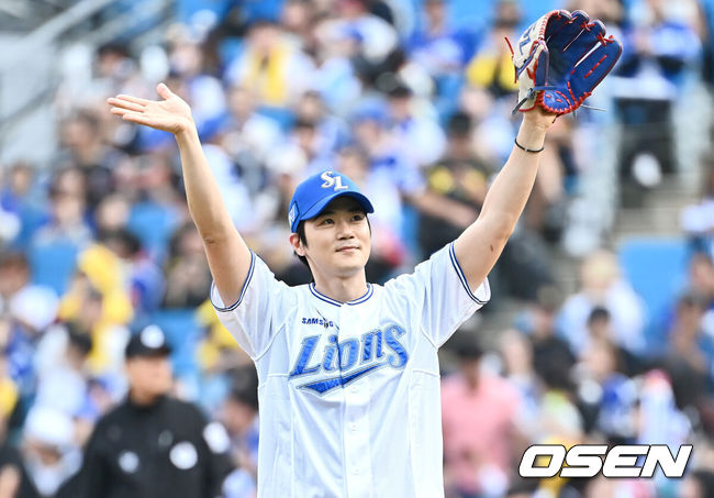 [OSEN=대구, 이석우 기자] 13일 대구 삼성라이온즈파크에서 2024 신한 SOL뱅크 KBO 포스트시즌 플레이오프 삼성 라이온즈와 LG 트윈스의 1차전 경기가 열렸다. 홈팀 삼성은 레예스를 선발로, 방문팀 LG는 최원태를 선발로 투입했다.배우 김강우가 시구를 하고 있다. 2024.10.13 / foto0307@osen.co.kr