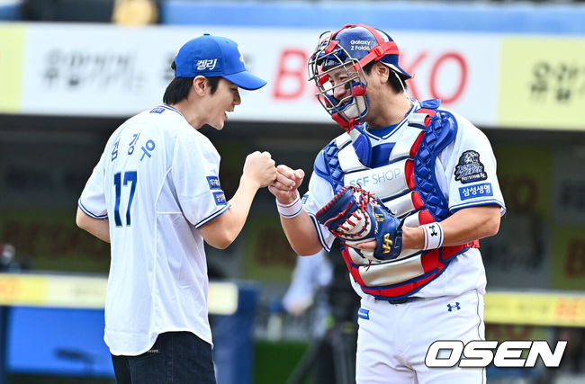 [OSEN=대구, 이석우 기자] 13일 대구 삼성라이온즈파크에서 2024 신한 SOL뱅크 KBO 포스트시즌 플레이오프 삼성 라이온즈와 LG 트윈스의 1차전 경기가 열렸다. 홈팀 삼성은 레예스를 선발로, 방문팀 LG는 최원태를 선발로 투입했다.배우 김강우가 시구를 마치고 강민호와 하이파이브를 하고 있다. 2024.10.13 / foto0307@osen.co.kr