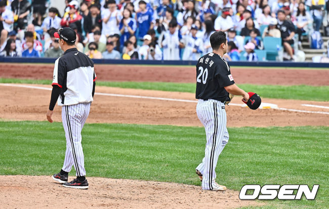 [OSEN=대구, 이석우 기자] 13일 대구 삼성라이온즈파크에서 2024 신한 SOL뱅크 KBO 포스트시즌 플레이오프 삼성 라이온즈와 LG 트윈스의 1차전 경기가 열렸다. 홈팀 삼성은 레예스를 선발로, 방문팀 LG는 최원태를 선발로 투입했다.LG 트윈스 최원태가 4회말 삼성 김영웅에게 우월 솔로 홈런을 맞고 교체되고 있다. 2024.10.13 / foto0307@osen.co.kr