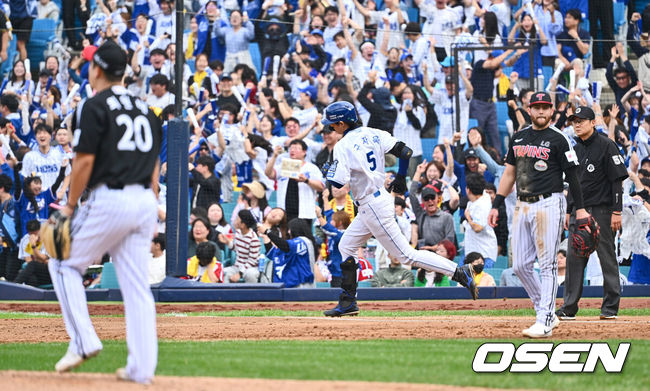 [OSEN=대구, 이석우 기자] 13일 대구 삼성라이온즈파크에서 2024 신한 SOL뱅크 KBO 포스트시즌 플레이오프 삼성 라이온즈와 LG 트윈스의 1차전 경기가 열렸다. 홈팀 삼성은 레예스를 선발로, 방문팀 LG는 최원태를 선발로 투입했다.삼성 라이온즈 구자욱이 3회말 무사 1,3루 우중월 3점 홈런을 치고 그라운드를 돌고 있다. 2024.10.13 / foto0307@osen.co.kr