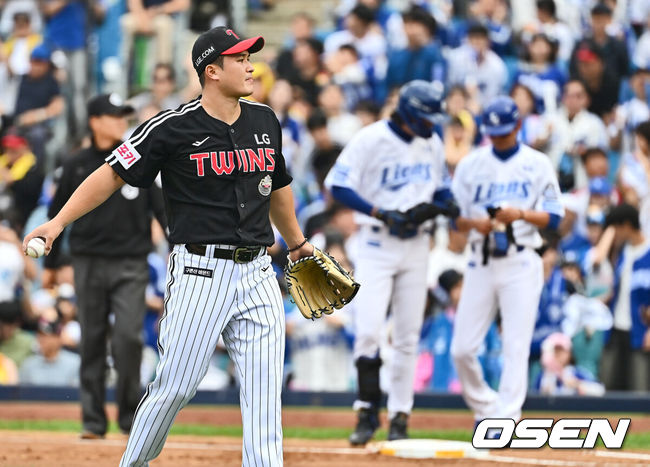 [OSEN=대구, 이석우 기자] 13일 대구 삼성라이온즈파크에서 2024 신한 SOL뱅크 KBO 포스트시즌 플레이오프 삼성 라이온즈와 LG 트윈스의 1차전 경기가 열렸다. 홈팀 삼성은 레예스를 선발로, 방문팀 LG는 최원태를 선발로 투입했다.LG 트윈스 최원태가 1회말 1사 2루 구자욱에게 안타를 허용하고 아쉬워하고 있다. 2024.10.13 / foto0307@osen.co.kr