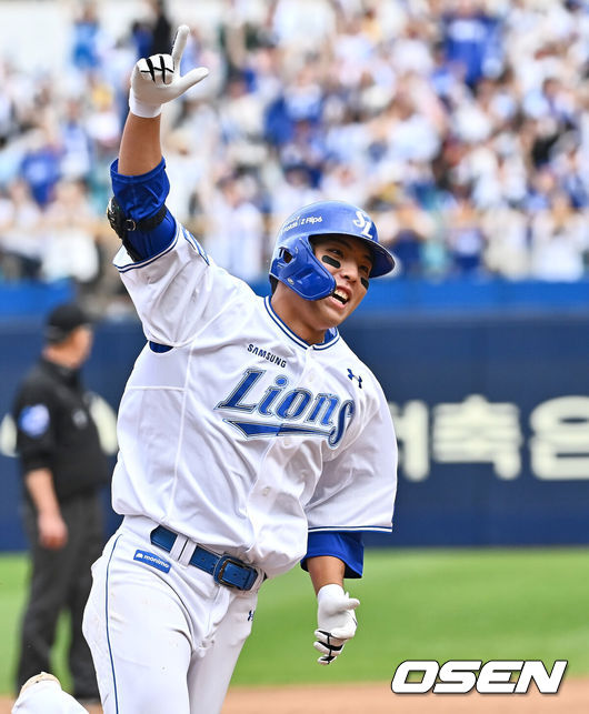 [OSEN=대구, 이석우 기자] 13일 대구 삼성라이온즈파크에서 2024 신한 SOL뱅크 KBO 포스트시즌 플레이오프 삼성 라이온즈와 LG 트윈스의 1차전 경기가 열렸다. 홈팀 삼성은 레예스를 선발로, 방문팀 LG는 최원태를 선발로 투입했다.삼성 라이온즈 김영웅이 4회말 우월 솔로 홈런을 치고 세리머니를 하고 있다. 2024.10.13 / foto0307@osen.co.kr