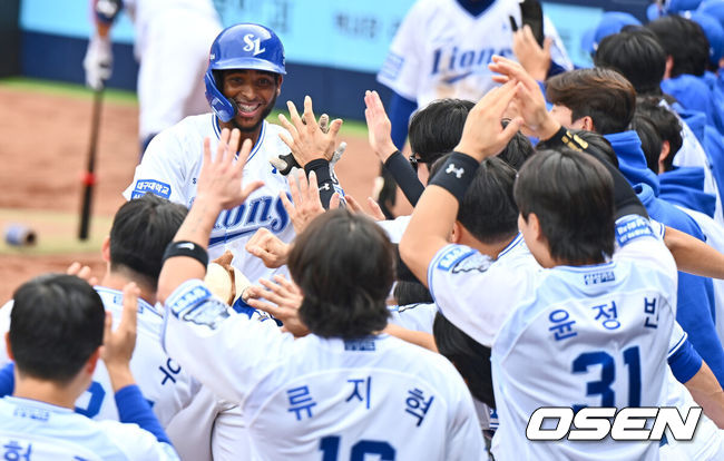 [OSEN=대구, 이석우 기자] 13일 대구 삼성라이온즈파크에서 2024 신한 SOL뱅크 KBO 포스트시즌 플레이오프 삼성 라이온즈와 LG 트윈스의 1차전 경기가 열렸다. 홈팀 삼성은 레예스를 선발로, 방문팀 LG는 최원태를 선발로 투입했다.삼성 라이온즈 디아즈가 5회말 1사 1루 우월 2점 홈런을 치고 하이파이브를 하고 있다. 2024.10.13 / foto0307@osen.co.kr