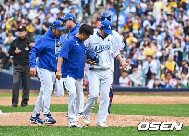 [OSEN=대구, 이석우 기자] 13일 대구 삼성라이온즈파크에서 2024 신한 SOL뱅크 KBO 포스트시즌 플레이오프 삼성 라이온즈와 LG 트윈스의 1차전 경기가 열렸다. 홈팀 삼성은 레예스를 선발로, 방문팀 LG는 최원태를 선발로 투입했다.삼성 라이온즈 송은범이 7회초 2사 1,2루 LG 트윈스 문성주의 투수 앞 땅볼을 잡으려다 놓치고 통증을 호소하며 교체되고 있다. 2024.10.13 / foto0307@osen.co.kr