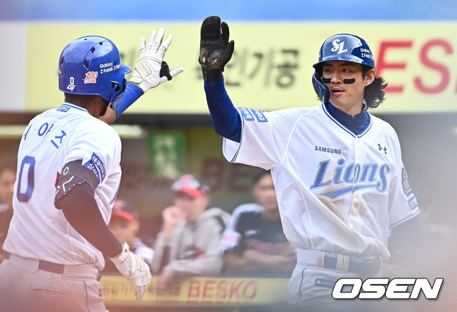 [OSEN=대구, 이석우 기자] 13일 대구 삼성라이온즈파크에서 2024 신한 SOL뱅크 KBO 포스트시즌 플레이오프 삼성 라이온즈와 LG 트윈스의 1차전 경기가 열렸다. 홈팀 삼성은 레예스를 선발로, 방문팀 LG는 최원태를 선발로 투입했다.삼성 라이온즈 디아즈가 5회말 1사 1루 우월 2점 홈런을 치고 구자욱과 하이파이브를 하고 있다. 2024.10.13 / foto0307@osen.co.kr