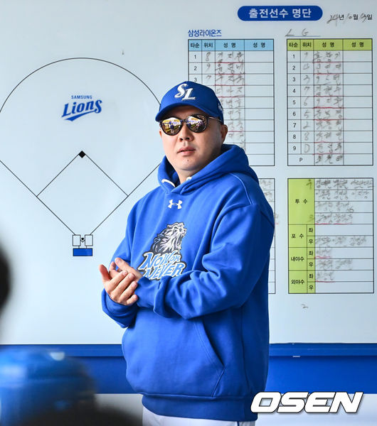 [OSEN=대구, 이석우 기자] 13일 대구 삼성라이온즈파크에서 2024 신한 SOL뱅크 KBO 포스트시즌 플레이오프 삼성 라이온즈와 LG 트윈스의 1차전 경기가 열렸다. 홈팀 삼성은 레예스를 선발로, 방문팀 LG는 최원태를 선발로 투입했다.삼성 라이온즈 박진만 감독이 경기를 지켜보고 있다. 2024.10.13 / foto0307@osen.co.kr