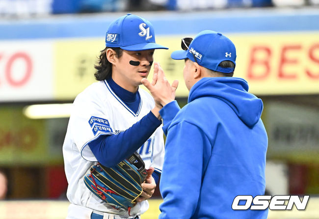 [OSEN=대구, 이석우 기자] 13일 대구 삼성라이온즈파크에서 2024 신한 SOL뱅크 KBO 포스트시즌 플레이오프 삼성 라이온즈와 LG 트윈스의 1차전 경기가 열렸다. 홈팀 삼성은 레예스를 선발로, 방문팀 LG는 최원태를 선발로 투입했다.삼성 라이온즈 구자욱이 LG 트윈스와의 플레이오프 1차전을 10-4로 승리한 후 박진만 감독과 기쁨을 나누고 있다. 2024.10.13 / foto0307@osen.co.kr