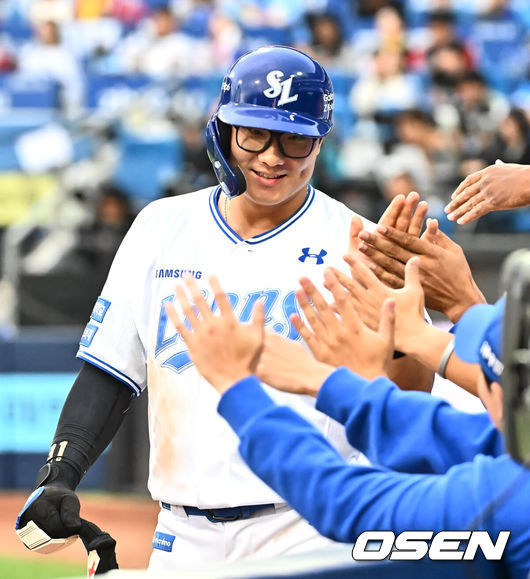 [OSEN=대구, 이석우 기자] 13일 대구 삼성라이온즈파크에서 2024 신한 SOL뱅크 KBO 포스트시즌 플레이오프 삼성 라이온즈와 LG 트윈스의 1차전 경기가 열렸다. 홈팀 삼성은 레예스를 선발로, 방문팀 LG는 최원태를 선발로 투입했다.삼성 라이온즈 윤정빈이 8회말 2사 만루 김영웅 타석때 LG 트윈스 김대현의 폭투에 득점을 올리고 하이파이브를 하고 있다. 2024.10.13 / foto0307@osen.co.kr