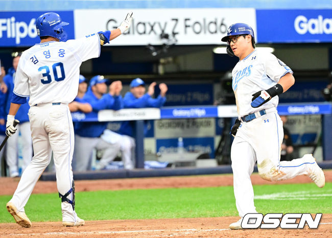 [OSEN=대구, 김성락 기자] 13일 오후 대구 삼성라이온즈파크에서 2024 신한 SOL뱅크 KBO 포스트시즌 플레이오프 1차전 삼성 라이온즈와 LG 트윈스의 경기가 열렸다. 이날 삼성은 례예스를, LG는 최원태를 선발 투수로 내세웠다.8회말 2사 만루 삼성 김영웅의 타석 때 3루주자 윤정빈이 LG 투수 이종준의 폭투를 틈타 홈을 밟고 있다. 2024.10.13 / ksl0919@osen.co.kr