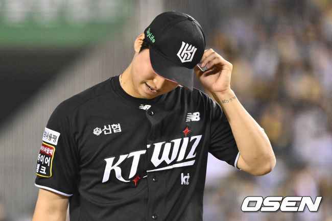 [OSEN=잠실, 조은정 기자]11일 서울 잠실야구장에서 ‘2024 신한 SOL뱅크 KBO 포스트시즌’ 준플레이오프 5차전 LG 트윈스와 KT 위즈의 경기가 열렸다.LG는 임찬규, KT는 엄상백을 5차전 선발 투수로 내세웠다.1회말 2실점으로 이닝을 마친 KT 엄상백이 아쉬워하고 있다. 2024.10.11 /cej@osen.co.kr