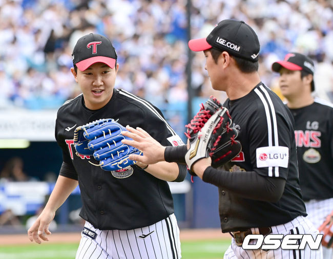 [OSEN=대구, 김성락 기자] 13일 오후 대구 삼성라이온즈파크에서 2024 신한 SOL뱅크 KBO 포스트시즌 플레이오프 1차전 삼성 라이온즈와 LG 트윈스의 경기가 열렸다. 이날 삼성은 례예스를, LG는 최원태를 선발 투수로 내세웠다.4회말 종료 후 LG 유영찬, 오지환이 하이파이브를 하고 있다. 2024.10.13 / ksl0919@osen.co.kr