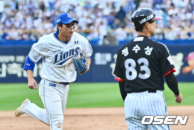 [OSEN=대구, 이석우 기자] 13일 대구 삼성라이온즈파크에서 2024 신한 SOL뱅크 KBO 포스트시즌 플레이오프 삼성 라이온즈와 LG 트윈스의 1차전 경기가 열렸다. 홈팀 삼성은 레예스를 선발로, 방문팀 LG는 최원태를 선발로 투입했다.삼성 라이온즈 김영웅이 8회초 2사 1루 LG 트윈스 박동원의 3루 땅볼을 잡아 2루 포스 아웃시키고 기뻐하고 있다. 2024.10.13 / foto0307@osen.co.kr