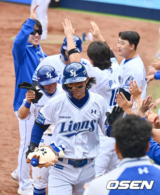 [OSEN=대구, 이석우 기자] 13일 대구 삼성라이온즈파크에서 2024 신한 SOL뱅크 KBO 포스트시즌 플레이오프 삼성 라이온즈와 LG 트윈스의 1차전 경기가 열렸다. 홈팀 삼성은 레예스를 선발로, 방문팀 LG는 최원태를 선발로 투입했다.삼성 라이온즈 구자욱이 3회말 무사 1,3루 우중월 3점 홈런을 치고 하이파이브를 하고 있다. 2024.10.13 / foto0307@osen.co.kr