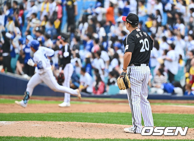 [OSEN=대구, 이석우 기자] 13일 대구 삼성라이온즈파크에서 2024 신한 SOL뱅크 KBO 포스트시즌 플레이오프 삼성 라이온즈와 LG 트윈스의 1차전 경기가 열렸다. 홈팀 삼성은 레예스를 선발로, 방문팀 LG는 최원태를 선발로 투입했다.LG 트윈스 최원태가 4회말 솔로 홈런을 친 삼성 김영웅을 바라보고 있다. 2024.10.13 / foto0307@osen.co.kr