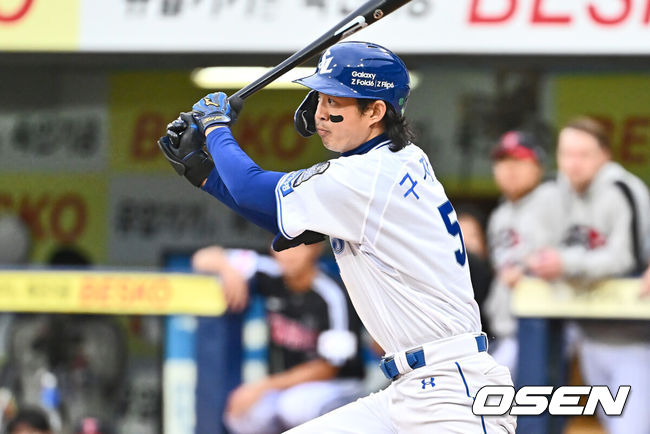 [OSEN=대구, 이석우 기자] 13일 대구 삼성라이온즈파크에서 2024 신한 SOL뱅크 KBO 포스트시즌 플레이오프 삼성 라이온즈와 LG 트윈스의 1차전 경기가 열렸다. 홈팀 삼성은 레예스를 선발로, 방문팀 LG는 최원태를 선발로 투입했다.삼성 라이온즈 구자욱이 8회말 무사 1루 중견수 앞 안타를 치고 있다. 2024.10.13 / foto0307@osen.co.kr