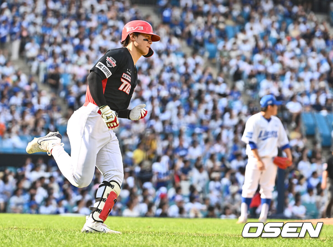 [OSEN=대구, 이석우 기자] 1일 대구삼성라이온즈파크에서 2024 신한 SOL 뱅크 KBO 리그 삼성 라이온즈와 KIA 타이거즈의 경기가 열렸다.홈팀 삼성은 원태인이 방문팀 KIA는 스타우트가 선발 출전했다.KIA 타이거즈 김도영이 7회초 좌중월 솔로 홈런을 치고 그라운드를 돌고 있다. 2024.09.01 / foto0307@osen.co.kr