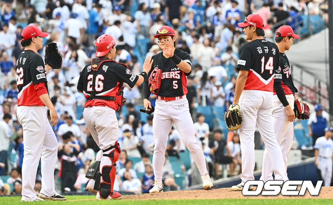 [OSEN=대구, 이석우 기자] 1일 대구삼성라이온즈파크에서 2024 신한 SOL 뱅크 KBO 리그 삼성 라이온즈와 KIA 타이거즈의 경기가 열렸다.홈팀 삼성은 원태인이 방문팀 KIA는 스타우트가 선발 출전했다.KIA 타이거즈 김도영이 삼성 라이온즈에 6-5 짜릿한 역전승을 올리고 기쁨을 나누고 있다. 2024.09.01 / foto0307@osen.co.kr