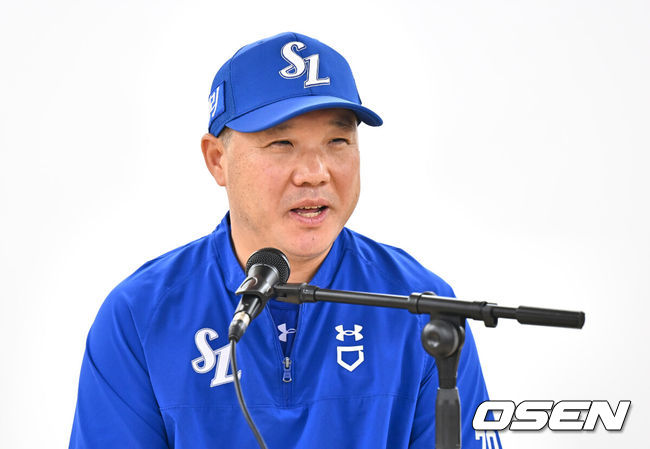 [OSEN=대구, 이석우 기자] 14일 대구 삼성라이온즈파크에서 2024 신한 SOL뱅크 KBO 포스트시즌 플레이오프 삼성 라이온즈와 LG 트윈스의 2차전 경기가 열린다. 홈팀 삼성은 원태인를 선발로, 방문팀 LG는 엔스를 선발로 투입한다.삼성 라이온즈 박진만 감독이 인터뷰를 하고 있다. 2024.10.14 / foto0307@osen.co.kr