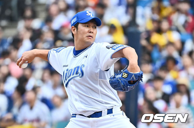 [OSEN=대구, 이석우 기자] 13일 대구 삼성라이온즈파크에서 2024 신한 SOL뱅크 KBO 포스트시즌 플레이오프 삼성 라이온즈와 LG 트윈스의 1차전 경기가 열렸다. 홈팀 삼성은 레예스를 선발로, 방문팀 LG는 최원태를 선발로 투입했다.삼성 라이온즈 송은범이 역투하고 있다. 2024.10.13 / foto0307@osen.co.kr