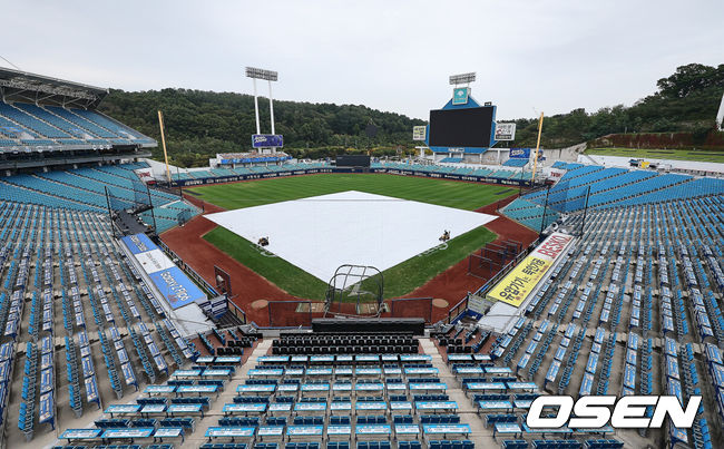 [OSEN=대구, 이석우 기자] 14일 대구 삼성라이온즈파크에서 2024 신한 SOL뱅크 KBO 포스트시즌 플레이오프 삼성 라이온즈와 LG 트윈스의 2차전 경기가 열린다. 홈팀 삼성은 원태인를 선발로, 방문팀 LG는 엔스를 선발로 투입한다.약한 비가 내린 삼성라이온즈파크에 방수포가 덮여 있다. 2024.10.14 / foto0307@osen.co.kr