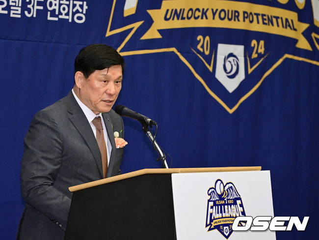 [OSEN=울산, 김성락 기자] 14일 오후 울산 남구 롯데호텔에서 ‘2024 울산-KBO Fall League’ 개최 기념 환영 리셉션 행사가 열렸다. 울산-KBO Fall League는 한국야구 경쟁력 강화를 위한 레벨업 프로젝트이다. 기존에 국내팀 위주로 개최되던 교육리그에 일본 NPB 소속 소프트뱅크 3군팀, 멕시칸리그 연합팀(팀 LMB), 중국 CBA 소속 장쑤 휴즈홀쓰, 쿠바 대표팀(팀 쿠바)이 참가한다. 국내팀은 LG, 고양, NC, 롯데, 독립리그 올스타 등 5개팀이 참가해 총 9개 팀이 10월 15일(화)부터 29일(화)까지 울산 문수구장과 기장 KBO 야구센터에서 약 2주간의 경기를 펼친다. KBO 허구연 총재가 인사말을 전하고 있다.  2024.10.14 / ksl0919@osen.co.kr