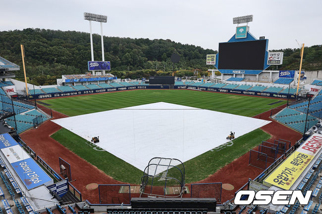 [OSEN=대구, 이석우 기자] 14일 대구 삼성라이온즈파크에서 2024 신한 SOL뱅크 KBO 포스트시즌 플레이오프 삼성 라이온즈와 LG 트윈스의 2차전 경기가 우천 연기됐다. 비가 내린 삼성라이온즈파크에 방수포가 덮여 있다. 2024.10.14 / foto0307@osen.co.kr