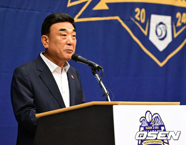 [OSEN=울산, 김성락 기자] 14일 오후 울산 남구 롯데호텔에서 ‘2024 울산-KBO Fall League’ 개최 기념 환영 리셉션 행사가 열렸다. 울산-KBO Fall League는 한국야구 경쟁력 강화를 위한 레벨업 프로젝트이다. 기존에 국내팀 위주로 개최되던 교육리그에 일본 NPB 소속 소프트뱅크 3군팀, 멕시칸리그 연합팀(팀 LMB), 중국 CBA 소속 장쑤 휴즈홀쓰, 쿠바 대표팀(팀 쿠바)이 참가한다. 국내팀은 LG, 고양, NC, 롯데, 독립리그 올스타 등 5개팀이 참가해 총 9개 팀이 10월 15일(화)부터 29일(화)까지 울산 문수구장과 기장 KBO 야구센터에서 약 2주간의 경기를 펼친다. 김두겸 울산시장이 인사말을 전하고 있다.  2024.10.14 / ksl0919@osen.co.kr 