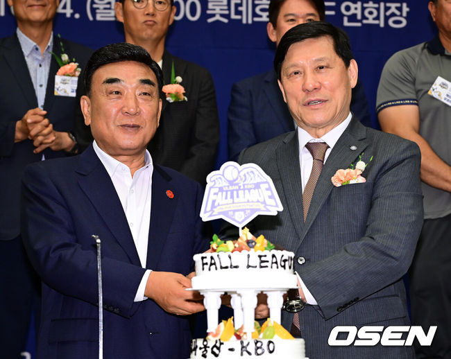 [OSEN=울산, 김성락 기자] 14일 오후 울산 남구 롯데호텔에서 ‘2024 울산-KBO Fall League’ 개최 기념 환영 리셉션 행사가 열렸다. 울산-KBO Fall League는 한국야구 경쟁력 강화를 위한 레벨업 프로젝트이다. 기존에 국내팀 위주로 개최되던 교육리그에 일본 NPB 소속 소프트뱅크 3군팀, 멕시칸리그 연합팀(팀 LMB), 중국 CBA 소속 장쑤 휴즈홀쓰, 쿠바 대표팀(팀 쿠바)이 참가한다. 국내팀은 LG, 고양, NC, 롯데, 독립리그 올스타 등 5개팀이 참가해 총 9개 팀이 10월 15일(화)부터 29일(화)까지 울산 문수구장과 기장 KBO 야구센터에서 약 2주간의 경기를 펼친다. 김두겸 울산시장, KBO 허구연 총재가 케이크 커팅을 진행하고 있다.  2024.10.14 / ksl0919@osen.co.kr