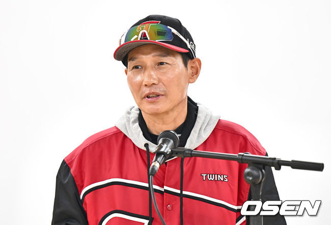 [OSEN=대구, 이석우 기자] 14일 대구 삼성라이온즈파크에서 2024 신한 SOL뱅크 KBO 포스트시즌 플레이오프 삼성 라이온즈와 LG 트윈스의 2차전 경기가 우천 취소됐다. 홈팀 삼성은 원태인를 선발로, 방문팀 LG는 엔스를 선발로 투입 예정이었다.LG 트윈스 염경엽 감독이 인터뷰를 하고 있다. 2024.10.14 / foto0307@osen.co.kr