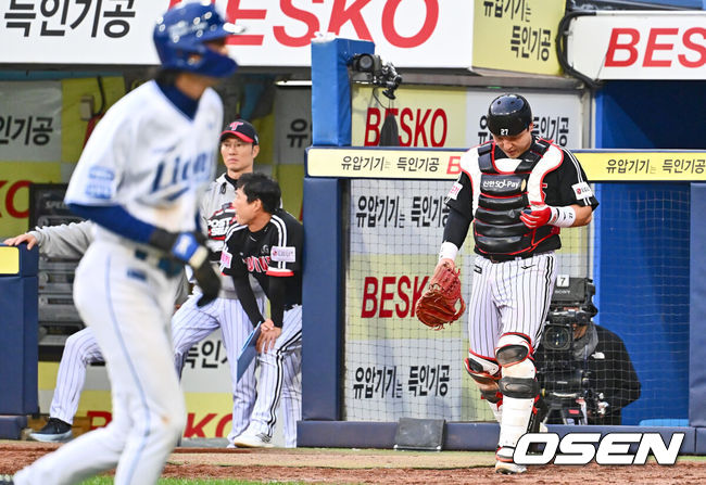 [OSEN=대구, 이석우 기자] 13일 대구 삼성라이온즈파크에서 2024 신한 SOL뱅크 KBO 포스트시즌 플레이오프 삼성 라이온즈와 LG 트윈스의 1차전 경기가 열렸다. 홈팀 삼성은 레예스를 선발로, 방문팀 LG는 최원태를 선발로 투입했다.LG 트윈스 박동원이 8회말 2사 만루 이재현 타석때 김대현의 폭투에 실점한 후 고개를 떨구고 있다. 2024.10.13 / foto0307@osen.co.kr