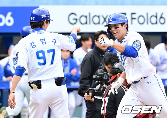 [OSEN=대구, 김성락 기자] 13일 오후 대구 삼성라이온즈파크에서 2024 신한 SOL뱅크 KBO 포스트시즌 플레이오프 1차전 삼성 라이온즈와 LG 트윈스의 경기가 열렸다. 이날 삼성은 례예스를, LG는 최원태를 선발 투수로 내세웠다.4회말 삼성 선두타자 김영웅이 솔로 홈런을 날린 뒤 홈에서 강명구 코치와 하이파이브를 하고 있다. 2024.10.13 / ksl0919@osen.co.kr