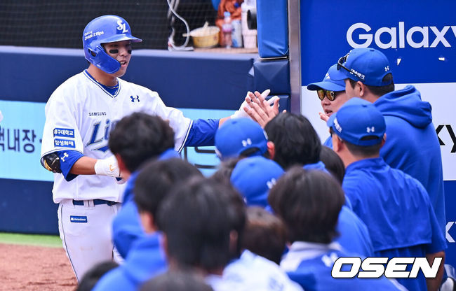 [OSEN=대구, 이석우 기자] 13일 대구 삼성라이온즈파크에서 2024 신한 SOL뱅크 KBO 포스트시즌 플레이오프 삼성 라이온즈와 LG 트윈스의 1차전 경기가 열렸다. 홈팀 삼성은 레예스를 선발로, 방문팀 LG는 최원태를 선발로 투입했다.삼성 라이온즈 김영웅이 4회말 우월 솔로 홈런을 치고 하이파이브를 하고 있다. 2024.10.13 / foto0307@osen.co.kr