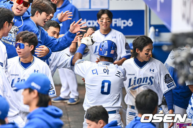 [OSEN=대구, 이석우 기자] 13일 대구 삼성라이온즈파크에서 2024 신한 SOL뱅크 KBO 포스트시즌 플레이오프 삼성 라이온즈와 LG 트윈스의 1차전 경기가 열렸다. 홈팀 삼성은 레예스를 선발로, 방문팀 LG는 최원태를 선발로 투입했다.삼성 라이온즈 디아즈가 5회말 1사 1루 우월 2점 홈런을 치고 하이파이브를 하고 있다. 2024.10.13 / foto0307@osen.co.kr