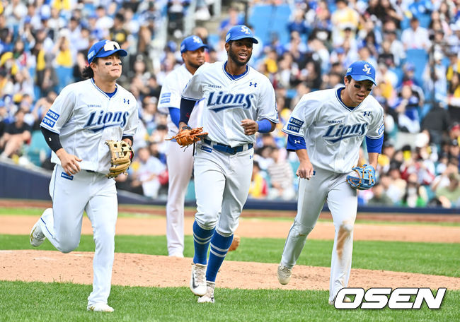 [OSEN=대구, 이석우 기자] 13일 대구 삼성라이온즈파크에서 2024 신한 SOL뱅크 KBO 포스트시즌 플레이오프 삼성 라이온즈와 LG 트윈스의 1차전 경기가 열렸다. 홈팀 삼성은 레예스를 선발로, 방문팀 LG는 최원태를 선발로 투입했다.삼성 라이온즈 디아즈가 6회초 2사 1루 LG 트윈스 김현수의 1루 플라이볼을 잡고 활짝 웃으며 더그아웃으로 들어가고 있다. 2024.10.13 / foto0307@osen.co.kr