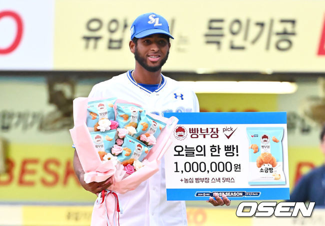 [OSEN=대구, 이석우 기자] 13일 대구 삼성라이온즈파크에서 2024 신한 SOL뱅크 KBO 포스트시즌 플레이오프 삼성 라이온즈와 LG 트윈스의 1차전 경기가 열렸다. 홈팀 삼성은 레예스를 선발로, 방문팀 LG는 최원태를 선발로 투입했다.삼성 라이온즈 디아즈가 플레이오프 1차전 ‘오늘의 한빵’상을 수상하고 포즈를 취하고 있다. 2024.10.13 / foto0307@osen.co.kr