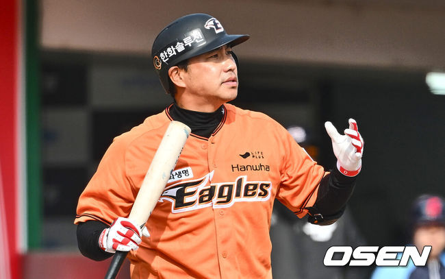 [OSEN=부산, 이석우 기자] 16일 부산 사직구장에서 2024 신한 SOL 뱅크 KBO 리그 롯데 자이언츠와 한화 이글스의 경기가 열렸다. 한화 이글스 김강민이 7회초 2사 1,2루 대타로 출전하고 있다. 2024.03.16 / foto0307@osen.co.kr