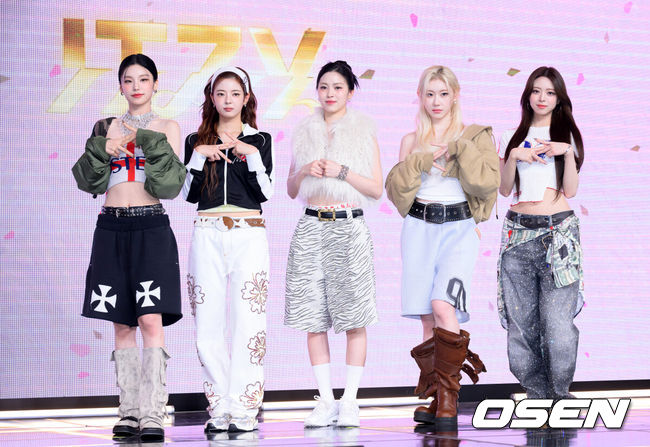 [OSEN=이대선 기자] 15일 오후 콘래드 서울 호텔에서 있지(ITZY) 새 미니 앨범 'GOLD'(골드) 발매 기념 기자간담회가 열렸다.있지의 새 앨범 'GOLD'는 