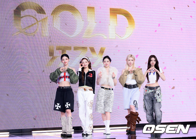 [OSEN=이대선 기자] 15일 오후 콘래드 서울 호텔에서 있지(ITZY) 새 미니 앨범 'GOLD'(골드) 발매 기념 기자간담회가 열렸다.있지의 새 앨범 'GOLD'는 