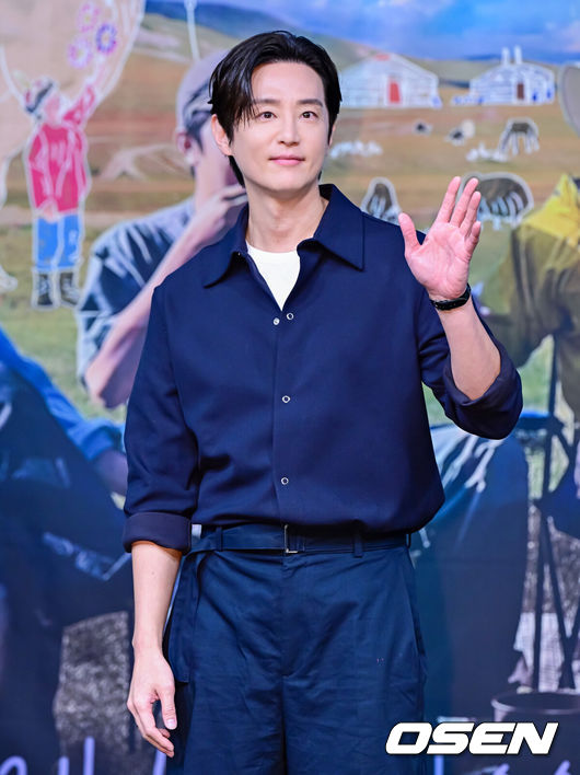 [OSEN=지형준 기자] 15일 오후 서울 상암동 MBC에서 MBC 새 예능 '지구를 닦는 남자들'(약칭 '지닦남') 제작발표회가 열렸다.이날 첫 방송되는 '지구를 닦는 남자들'은 없으면 없는 대로 떠나는 여행을 통해 환경을 돌아보는 신개념 ESG향 여행 프로그램이다. 소비를 줄이는 것이 쓰레기를 줄이는 것이라 외치는 '쓰레기 아저씨' 김석훈의 세계관에서 기획된 프로그램으로, 맏형 김석훈과 함께 '세상 깔끔남' 권율, '중고 마니아' 임우일, '황금 막내' 신재하, '오지 전문 유튜버' 노마드션이 합류했다.배우 권율이 포즈를 취하고 있다. 2024.10.15 / jpnews@osen.co.kr