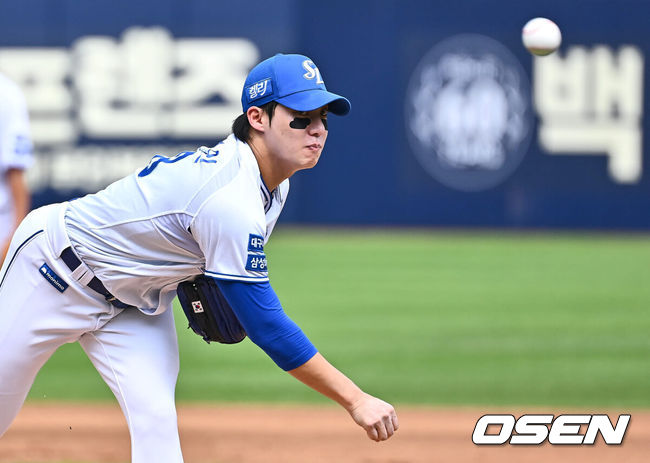 [OSEN=대구, 이석우 기자] 1일 대구삼성라이온즈파크에서 2024 신한 SOL 뱅크 KBO 리그 삼성 라이온즈와 KIA 타이거즈의 경기가 열렸다. 홈팀 삼성은 원태인이 방문팀 KIA는 스타우트가 선발 출전했다. 삼성 라이온즈 선발 투수 원태인이 역투하고 있다. 2024.09.01 / foto0307@osen.co.kr