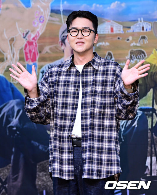 [OSEN=지형준 기자] 15일 오후 서울 상암동 MBC에서 MBC 새 예능 '지구를 닦는 남자들'(약칭 '지닦남') 제작발표회가 열렸다.이날 첫 방송되는 '지구를 닦는 남자들'은 없으면 없는 대로 떠나는 여행을 통해 환경을 돌아보는 신개념 ESG향 여행 프로그램이다. 소비를 줄이는 것이 쓰레기를 줄이는 것이라 외치는 '쓰레기 아저씨' 김석훈의 세계관에서 기획된 프로그램으로, 맏형 김석훈과 함께 '세상 깔끔남' 권율, '중고 마니아' 임우일, '황금 막내' 신재하, '오지 전문 유튜버' 노마드션이 합류했다.유튜버 노마드션이 포즈를 취하고 있다. 2024.10.15 / jpnews@osen.co.kr