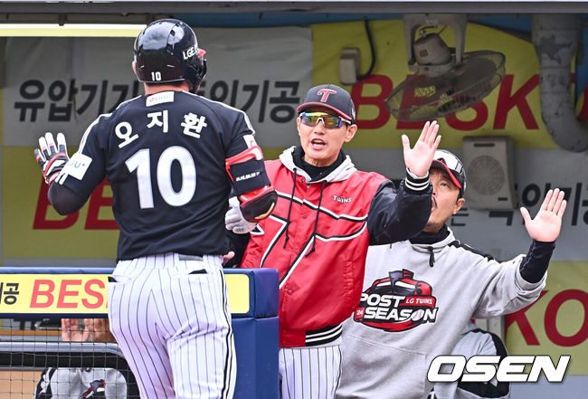 [OSEN=대구, 이석우 기자] 13일 대구 삼성라이온즈파크에서 2024 신한 SOL뱅크 KBO 포스트시즌 플레이오프 삼성 라이온즈와 LG 트윈스의 1차전 경기가 열렸다. LG 트윈스 염경엽 감독이 4회초 2사 우월 솔로 홈런을 친 오지환을 맞이하고 있다. 2024.10.13 / foto0307@osen.co.kr