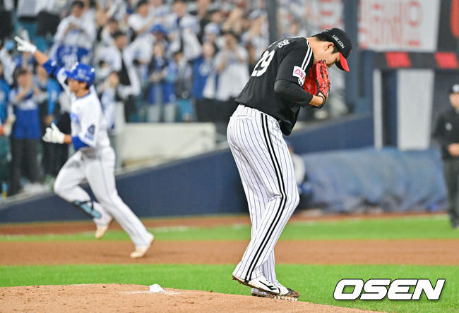 [OSEN=대구, 박준형 기자] 15일 대구 삼성라이온즈파크에서 2024 신한 SOL뱅크 KBO 포스트시즌 플레이오프 삼성 라이온즈와 LG 트윈스의 2차전 경기가 진행됐다홈팀 삼성은 원태인을 선발로, 방문팀 LG는 손주영을 선발로 내세웠다.2회말 LG 선발투수 손주영이 삼성 김영웅에게 역전 솔로홈런을 허용한뒤 아쉬워하고 있다. 2024.10.15 / soul1014@osen.co.kr