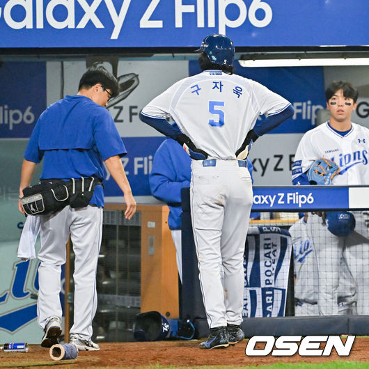 [OSEN=대구, 박준형 기자] 15일 대구 삼성라이온즈파크에서 2024 신한 SOL뱅크 KBO 포스트시즌 플레이오프 삼성 라이온즈와 LG 트윈스의 2차전 경기가 진행된다. 홈팀 삼성은 원태인을 선발로, 방문팀 LG는 손주영을 선발로 내세웠다.1회말 2사 2루 삼성 디아즈의 동점 1타점 적시 2루타때 2루 주자 구자욱이 득점 올린뒤 교체되고 있다. 2024.10.15 / soul1014@osen.co.kr