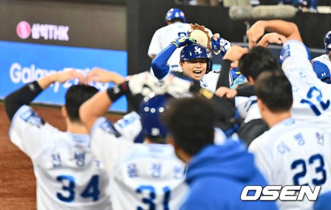 [OSEN=대구, 이석우 기자] 15일 대구 삼성라이온즈파크에서 2024 신한 SOL뱅크 KBO 포스트시즌 플레이오프 삼성 라이온즈와 LG 트윈스의 2차전 경기가 열렸다. 홈팀 삼성은 원태인를 선발로, 방문팀 LG는 손주영을 선발로 투입했다.삼성 라이온즈 김헌곤이 5회말 2사 1루 좌월 2점 홈런을 치고 기뻐하고 있다. 2024.10.15 / foto0307@osen.co.kr