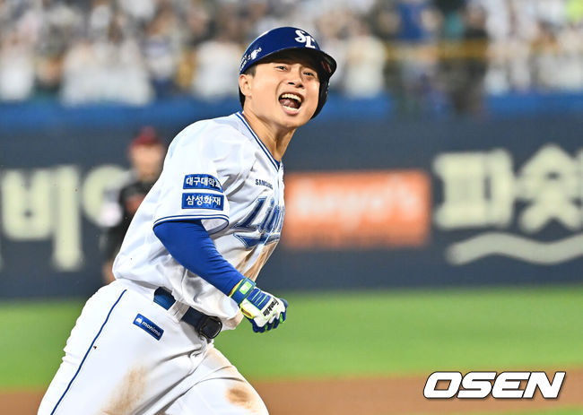 [OSEN=대구, 이석우 기자] 15일 대구 삼성라이온즈파크에서 2024 신한 SOL뱅크 KBO 포스트시즌 플레이오프 삼성 라이온즈와 LG 트윈스의 2차전 경기가 열렸다. 홈팀 삼성은 원태인를 선발로, 방문팀 LG는 손주영을 선발로 투입했다.삼성 라이온즈 김헌곤이 5회말 2사 1루 좌월 2점 홈런을 치고 포효하고 있다. 2024.10.15 / foto0307@osen.co.kr