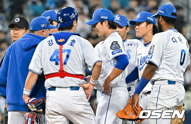 [OSEN=대구, 박준형 기자] 15일 대구 삼성라이온즈파크에서 2024 신한 SOL뱅크 KBO 포스트시즌 플레이오프 삼성 라이온즈와 LG 트윈스의 2차전 경기가 진행됐다홈팀 삼성은 원태인을 선발로, 방문팀 LG는 손주영을 선발로 내세웠다.7회초 삼성 박진만 감독이 마운드에 올라 원태인과 이야기를 나누고 있다.  2024.10.15 / soul1014@osen.co.kr