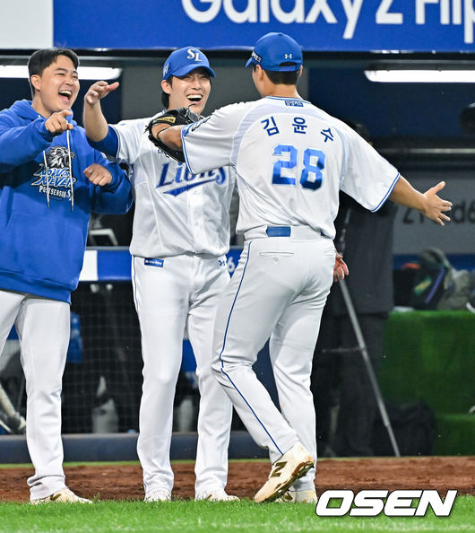 [OSEN=대구, 박준형 기자] 15일 대구 삼성라이온즈파크에서 2024 신한 SOL뱅크 KBO 포스트시즌 플레이오프 삼성 라이온즈와 LG 트윈스의 2차전 경기가 진행됐다홈팀 삼성은 원태인을 선발로, 방문팀 LG는 손주영을 선발로 내세웠다.7회초 이닝종료 후 삼성 원태인이 실점 막아낸 김윤수와 포옹을 하고 있다.  2024.10.15 / soul1014@osen.co.kr