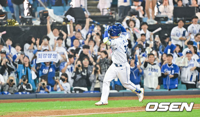 [OSEN=대구, 박준형 기자] 15일 대구 삼성라이온즈파크에서 2024 신한 SOL뱅크 KBO 포스트시즌 플레이오프 삼성 라이온즈와 LG 트윈스의 2차전 경기가 진행됐다홈팀 삼성은 원태인을 선발로, 방문팀 LG는 손주영을 선발로 내세웠다.7회말 무사 1루 삼성 김헌곤이 연타석 투런 홈런을 날리고 팬들에게 하트를 보이고 있다.  2024.10.15 / soul1014@osen.co.kr